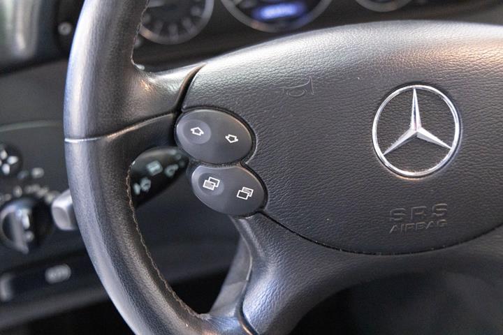 Sort Mercedes CLK240 fra 2003 set indefra