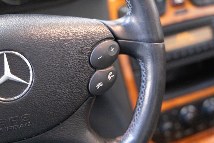 Sort Mercedes CLK240 fra 2003 set indefra