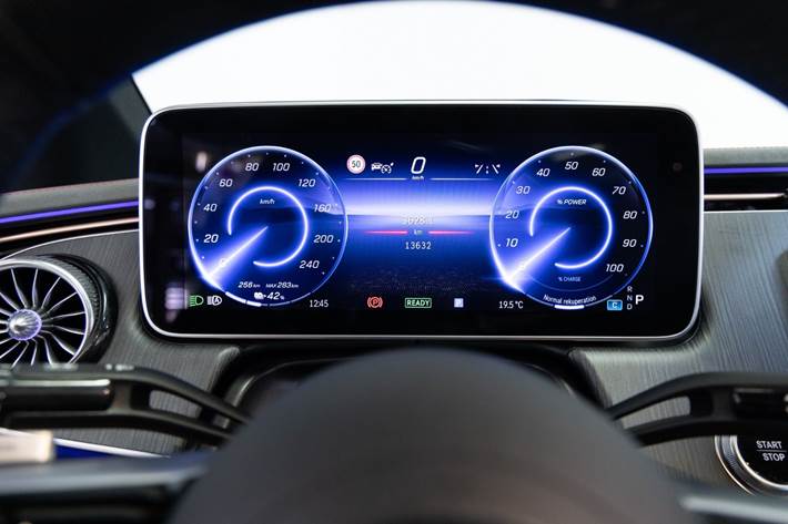 Grå Mercedes EQE350+ fra 2025