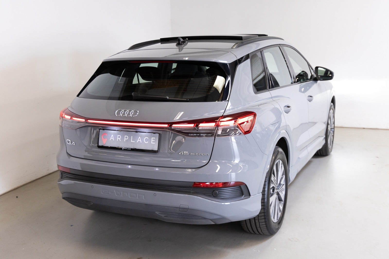 Grå Audi Q4 e-tron fra 2024