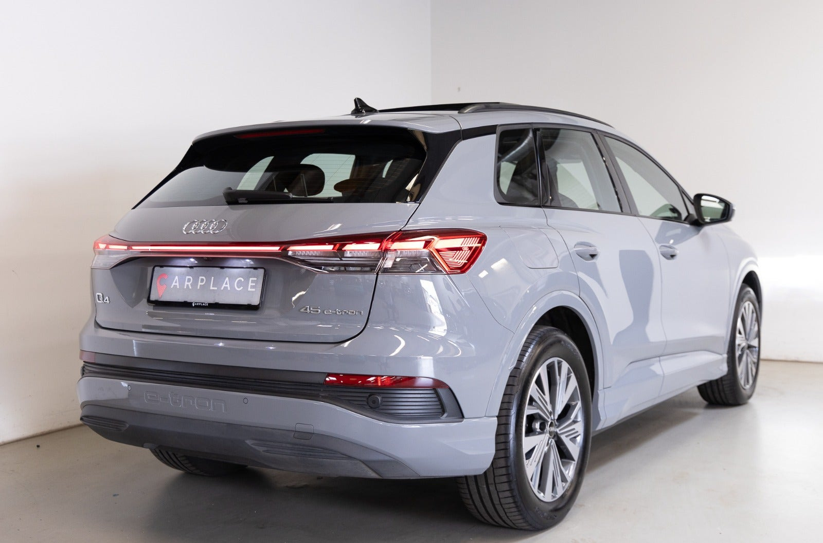 Grå Audi Q4 e-tron fra 2024