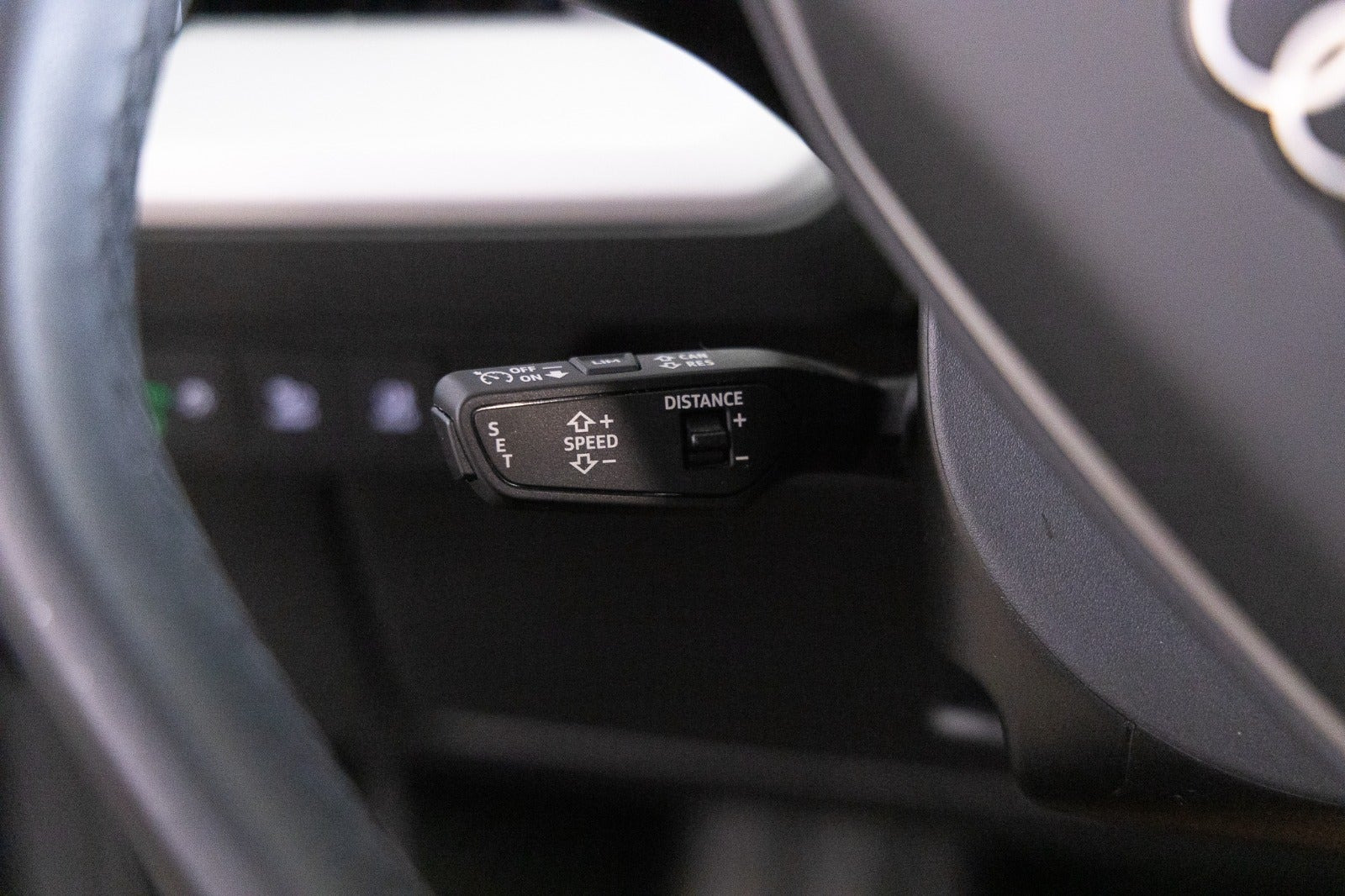Grå Audi Q4 e-tron fra 2024