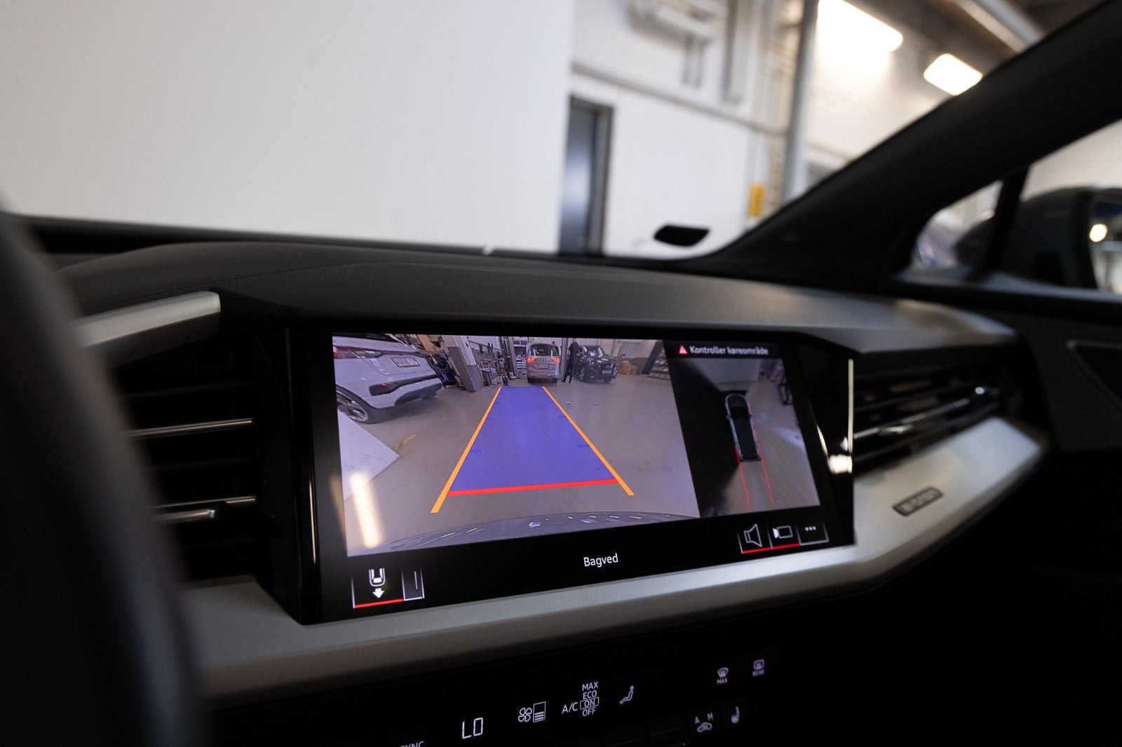 Grå Audi Q4 e-tron fra 2024