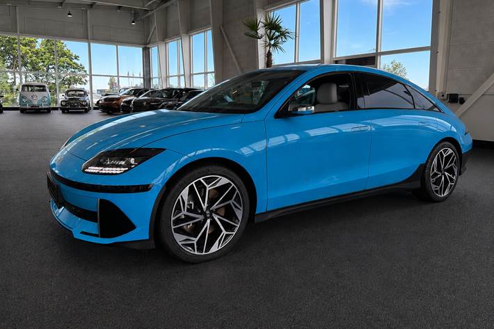 Blå Hyundai Ioniq 6 fra 2023