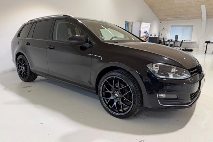 Sort VW Golf VII fra 2017 set udefra