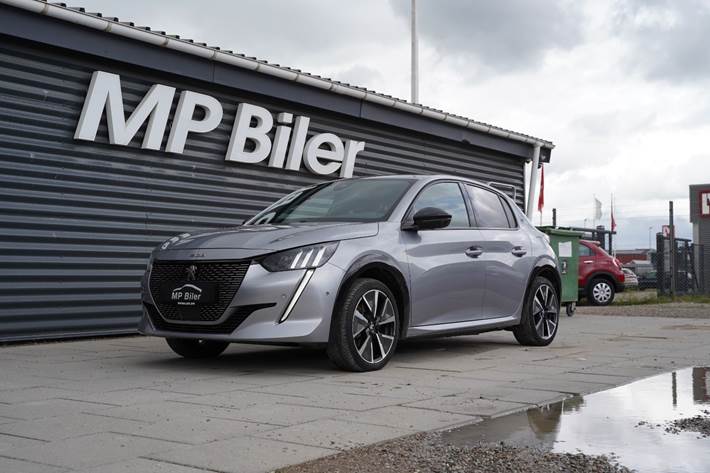 Grå Peugeot e-208 fra 2022 set udefra