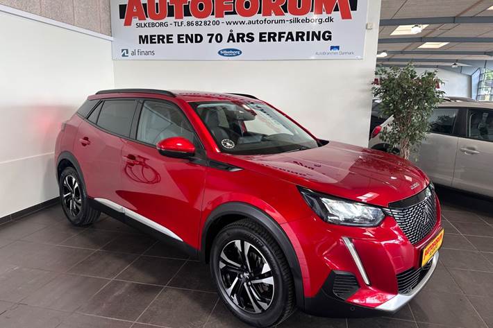 Rød Peugeot 2008 fra 2021 set udefra