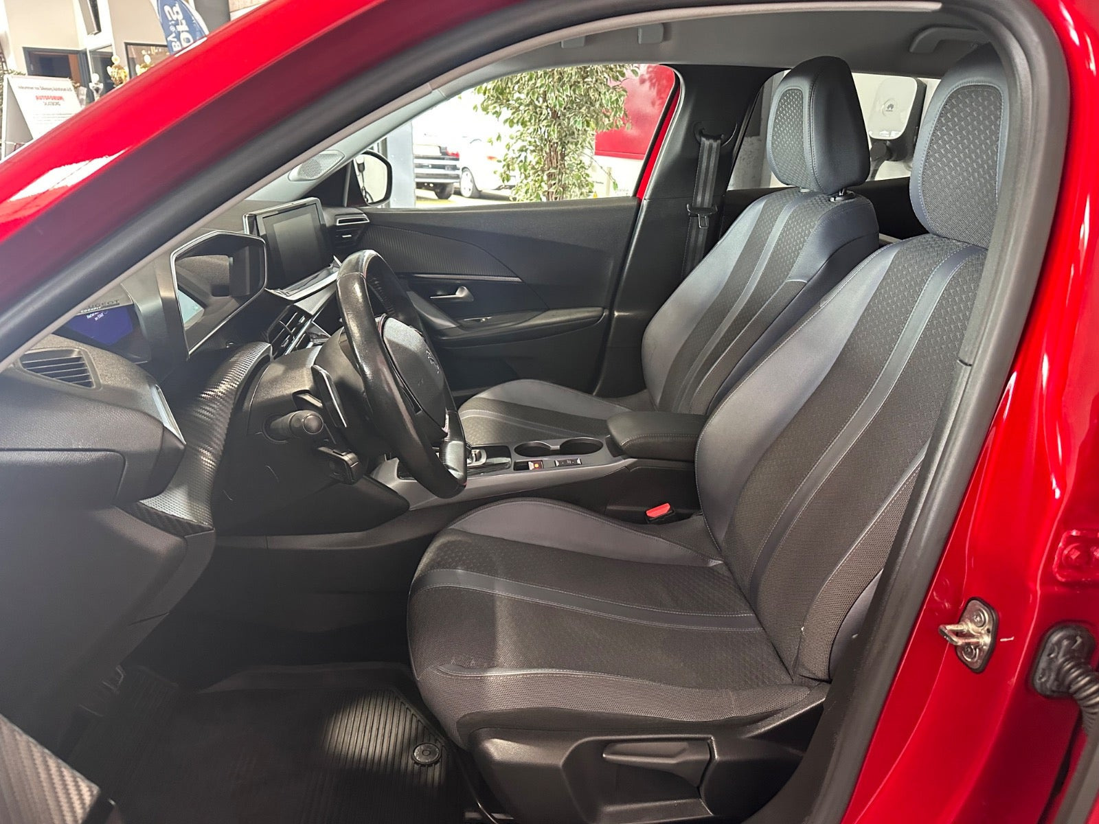 Rød Peugeot 2008 fra 2021