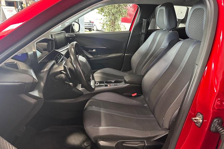 Rød Peugeot 2008 fra 2021
