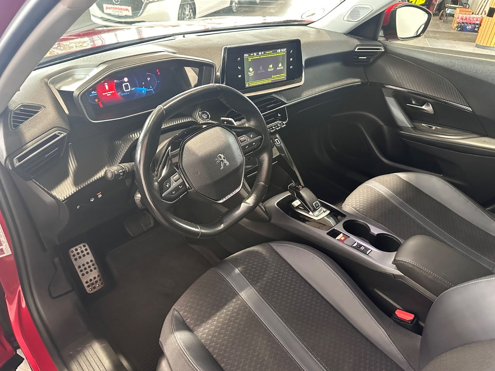Rød Peugeot 2008 fra 2021