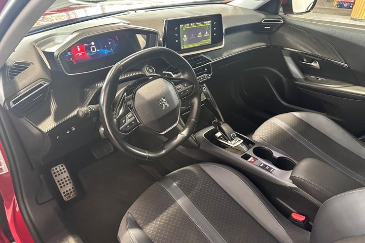 Rød Peugeot 2008 fra 2021