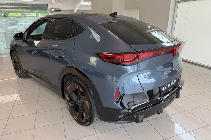 Blå Cupra Tavascan fra 2025