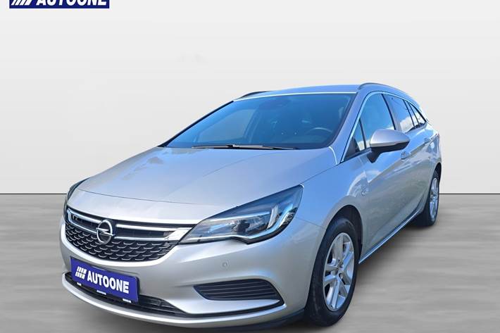 Sølv Opel Astra fra 2019 set udefra