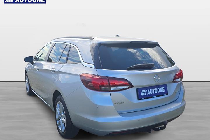 Sølv Opel Astra fra 2019