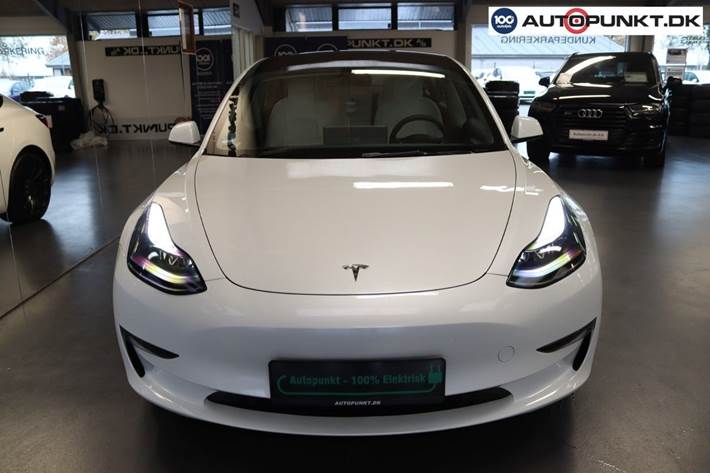 Hvid Tesla Model 3 fra 2023