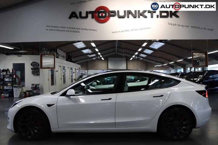 Hvid Tesla Model 3 fra 2023
