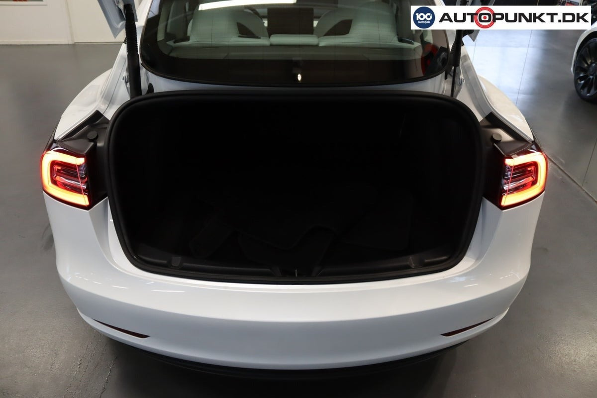 Hvid Tesla Model 3 fra 2023
