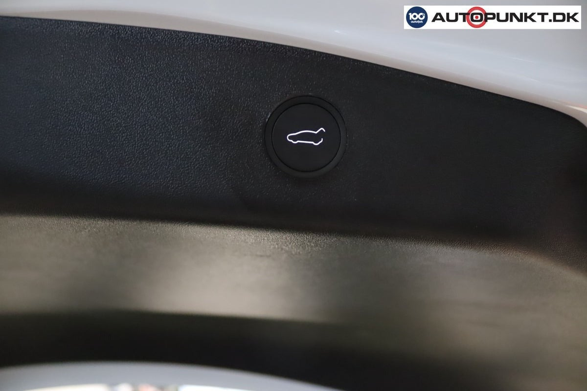 Hvid Tesla Model 3 fra 2023