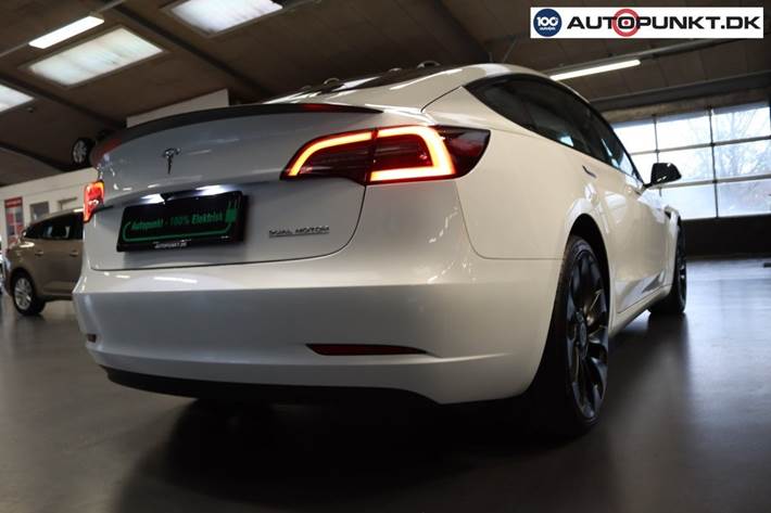 Hvid Tesla Model 3 fra 2023