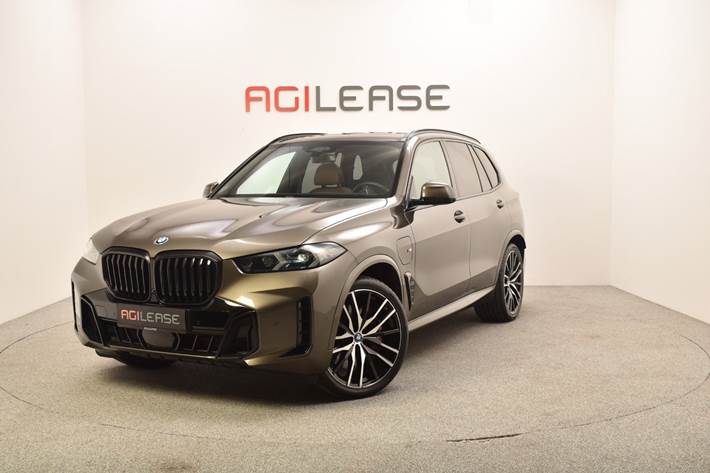 Grøn BMW X5 fra 2023 set udefra