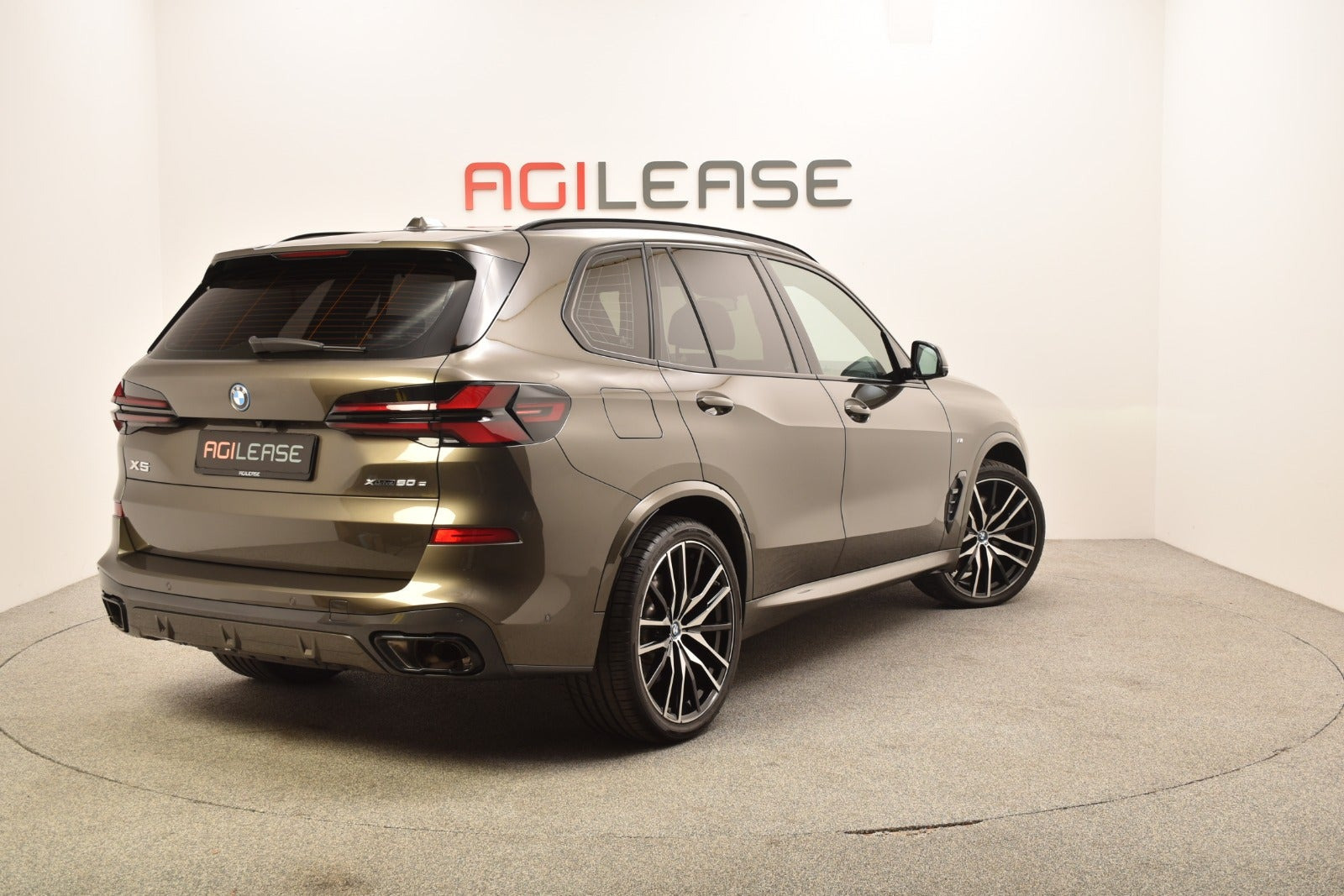 Grøn BMW X5 fra 2023