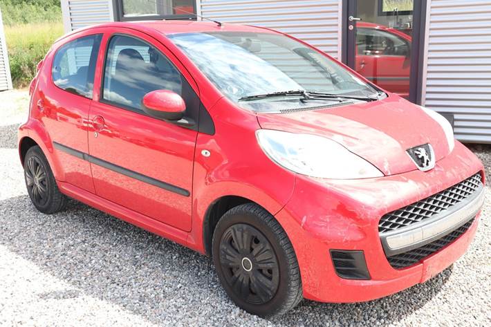 Rød Peugeot 107 fra 2010