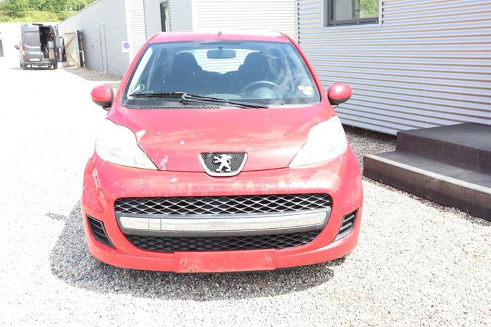 Rød Peugeot 107 fra 2010