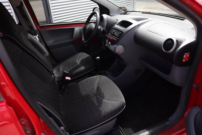 Rød Peugeot 107 fra 2010