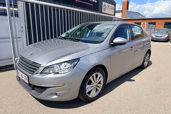 Grå Peugeot 308 fra 2014 set udefra
