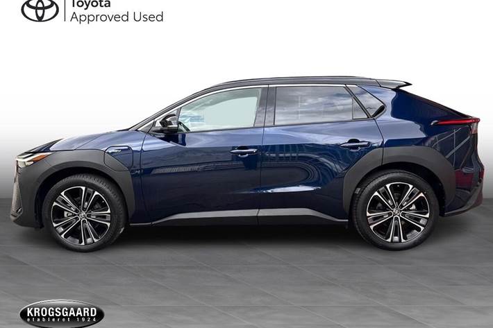 Blå Toyota BZ4X fra 2024