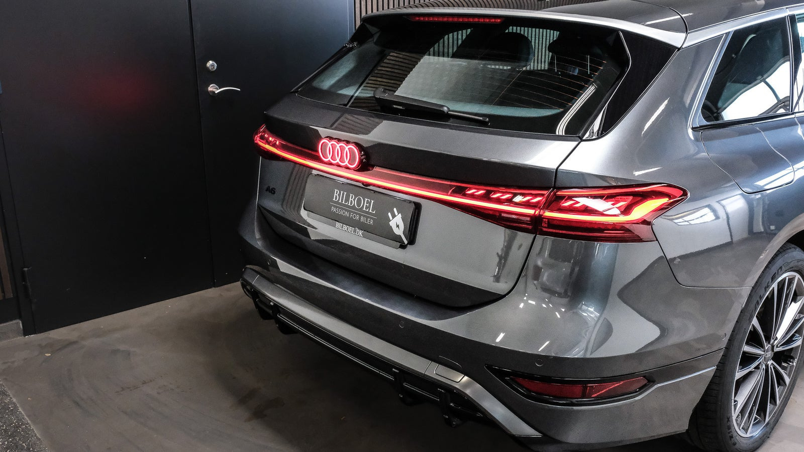 Grå Audi A6 e-tron fra 2025