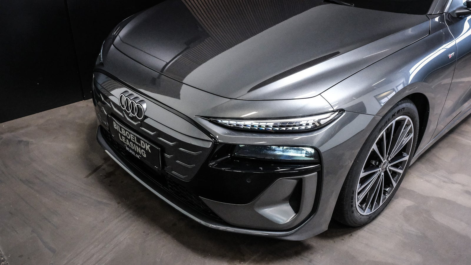 Grå Audi A6 e-tron fra 2025