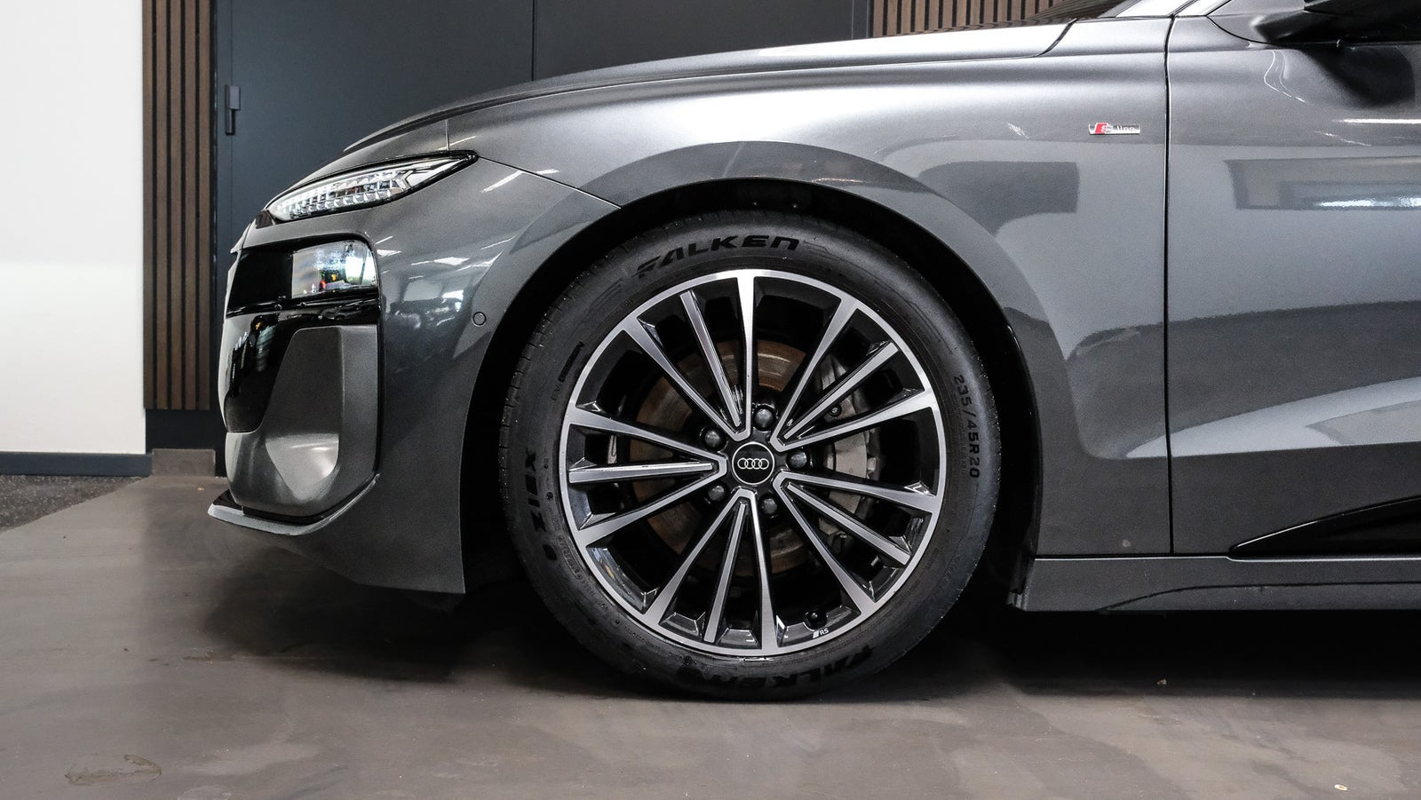 Grå Audi A6 e-tron fra 2025