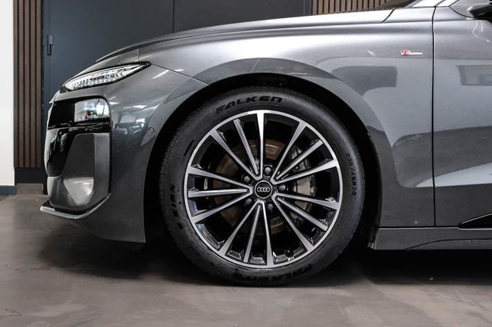Grå Audi A6 e-tron fra 2025