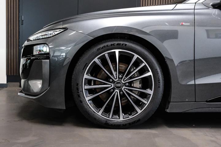 Grå Audi A6 e-tron fra 2025