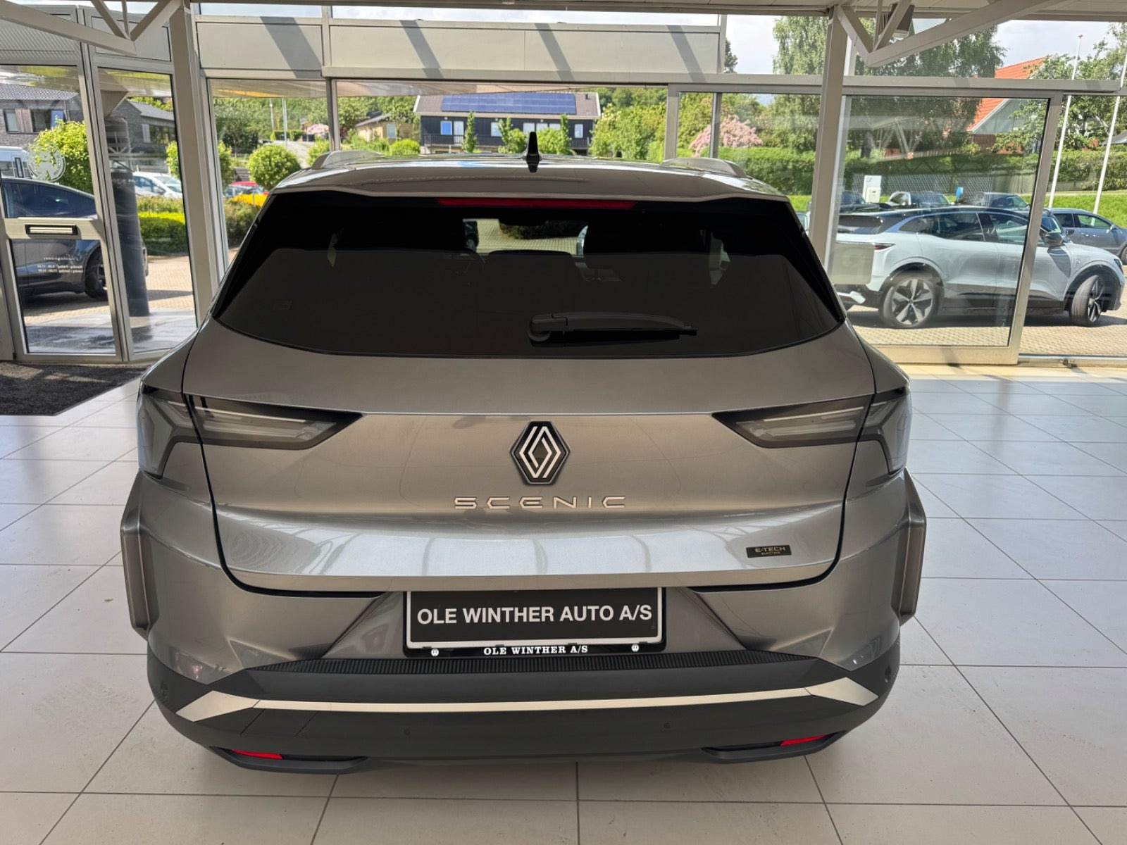 Grå Renault Scenic E-Tech fra 2024 set udefra