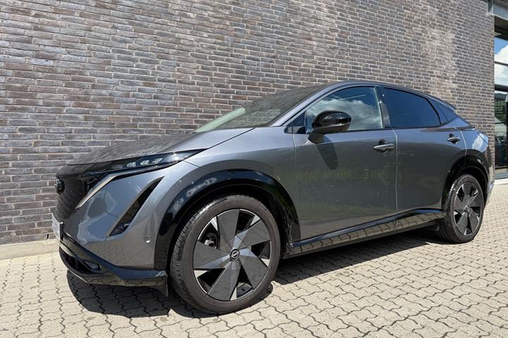 Grå Nissan Ariya fra 2025 set udefra