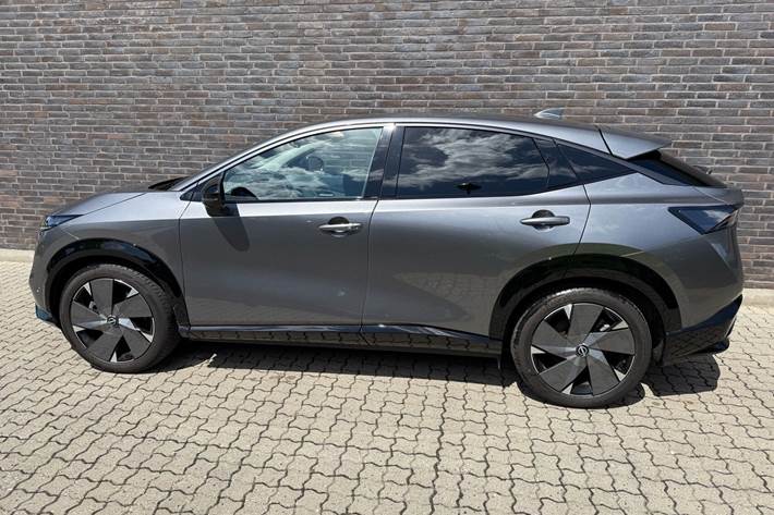 Grå Nissan Ariya fra 2025