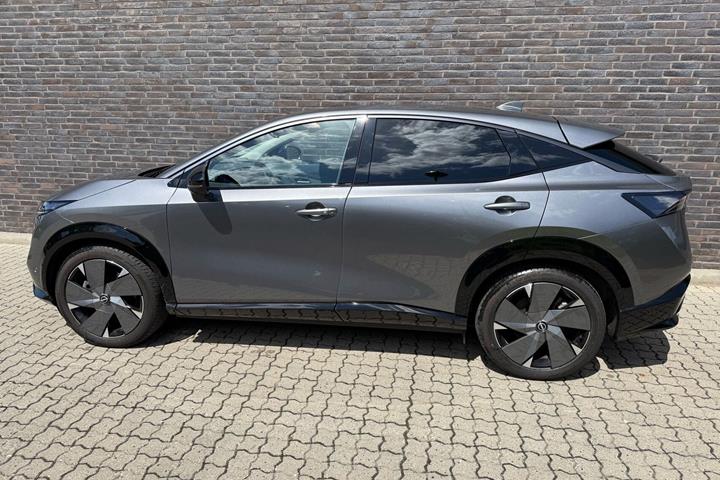 Grå Nissan Ariya fra 2025