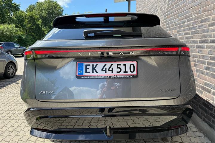 Grå Nissan Ariya fra 2025