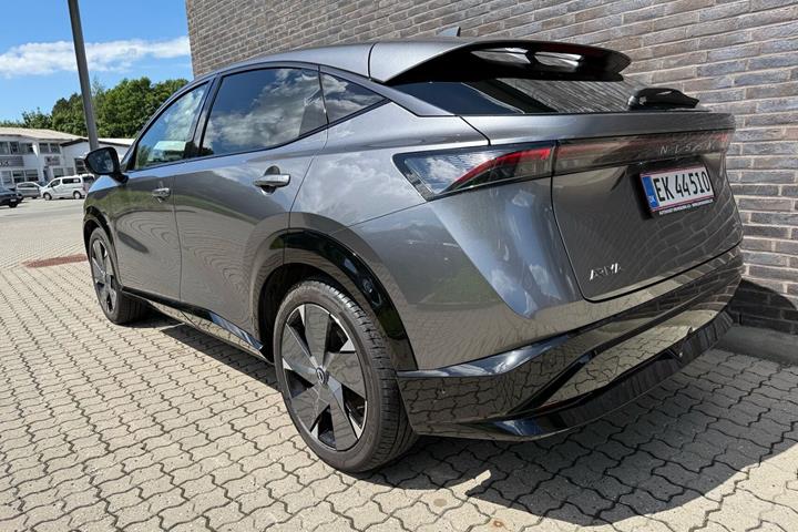 Grå Nissan Ariya fra 2025