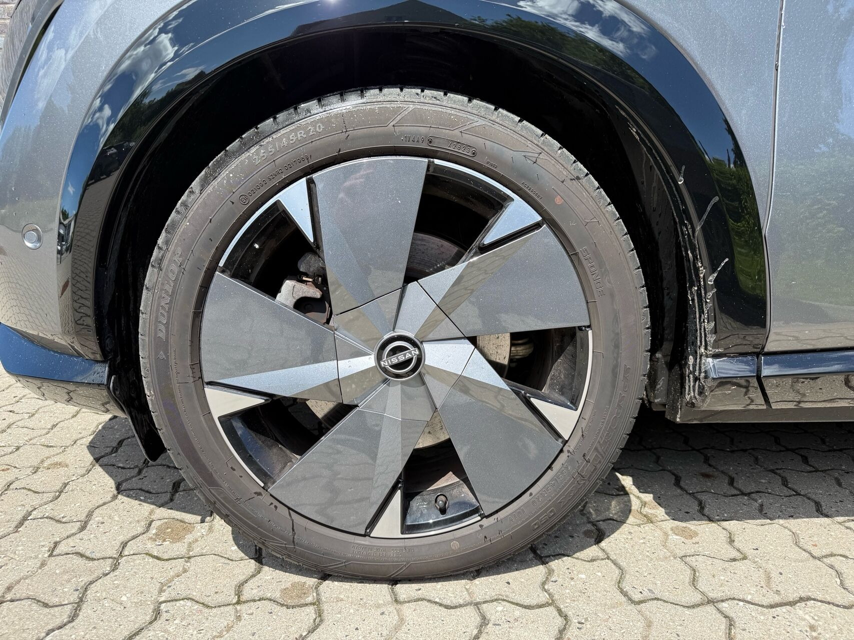 Grå Nissan Ariya fra 2025
