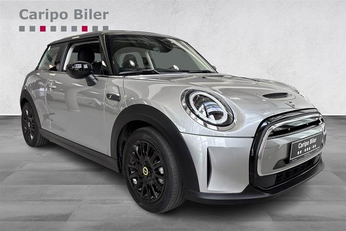 Sølv Mini Cooper fra 2023 set udefra