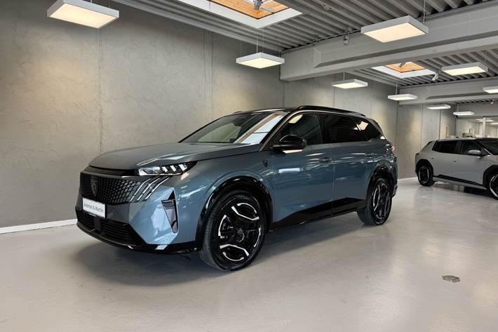 Blå Peugeot e-5008 fra 2025 set udefra