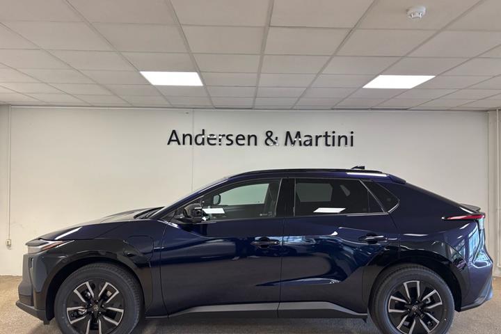 Blå Toyota BZ4X fra 2026