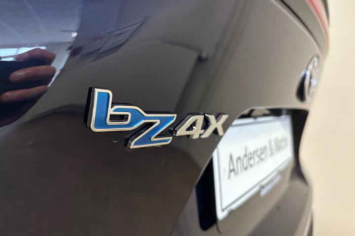 Blå Toyota BZ4X fra 2026