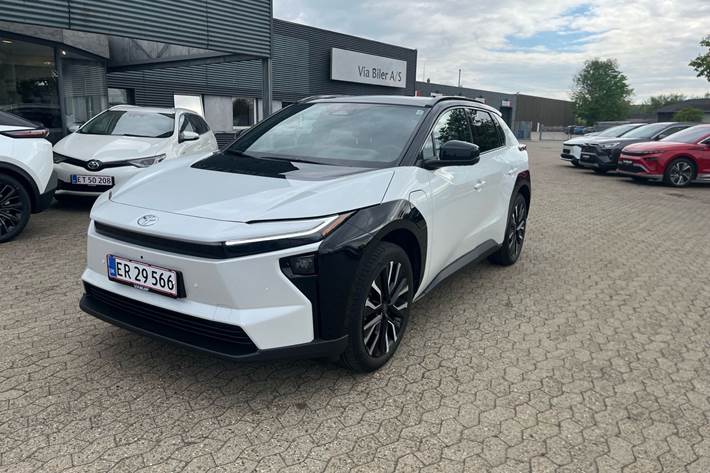 Hvid Toyota BZ4X fra 2026