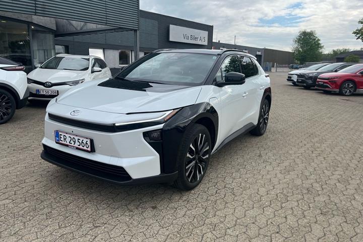 Hvid Toyota BZ4X fra 2026 set udefra