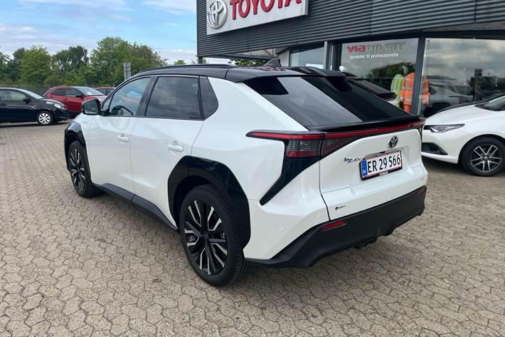 Hvid Toyota BZ4X fra 2026