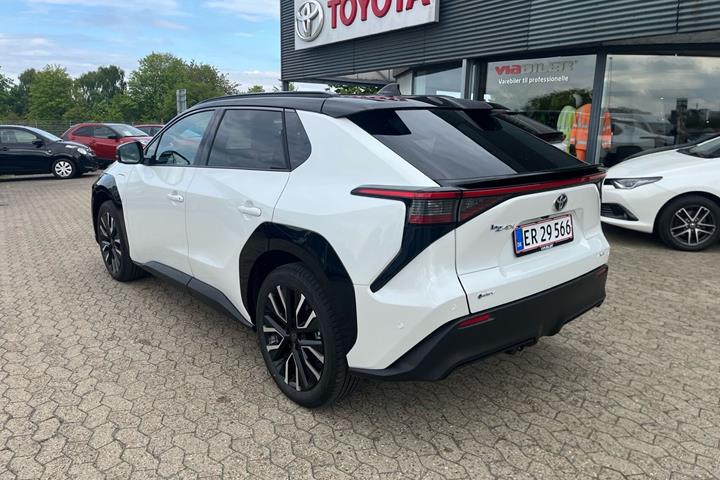 Hvid Toyota BZ4X fra 2026